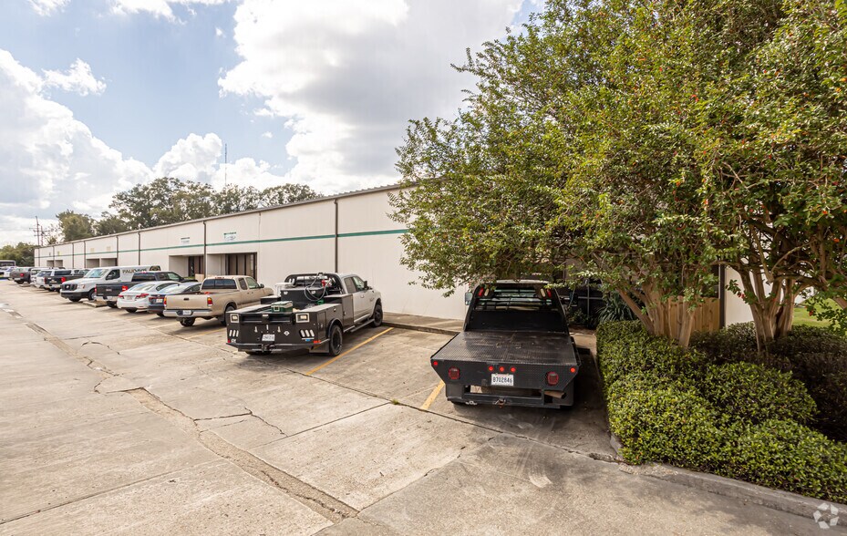 More Photos Of 11800 Industriplex Blvd, Baton Rouge Distribution For Sale