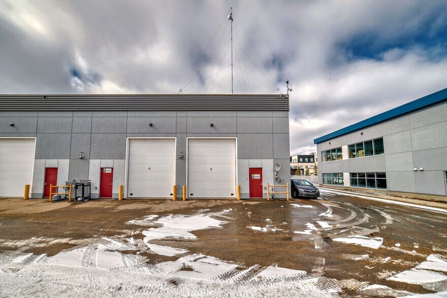 More Photos Of 9050 22 Av SW, Edmonton Showroom For Sale