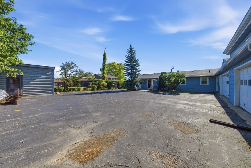 More Photos Of 34112 N Barron Blvd, Grayslake Flex For Sale