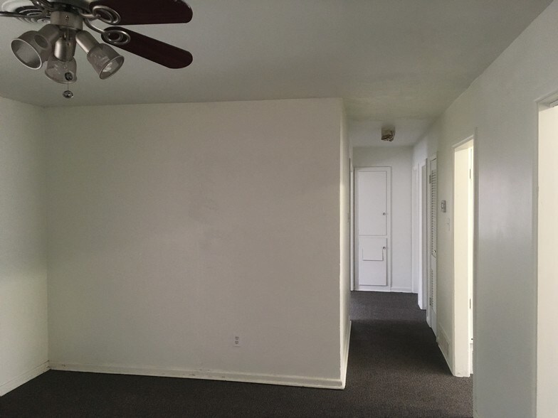 More Photos Of 1913 Hemlock Dr, Haltom City Office For Sale