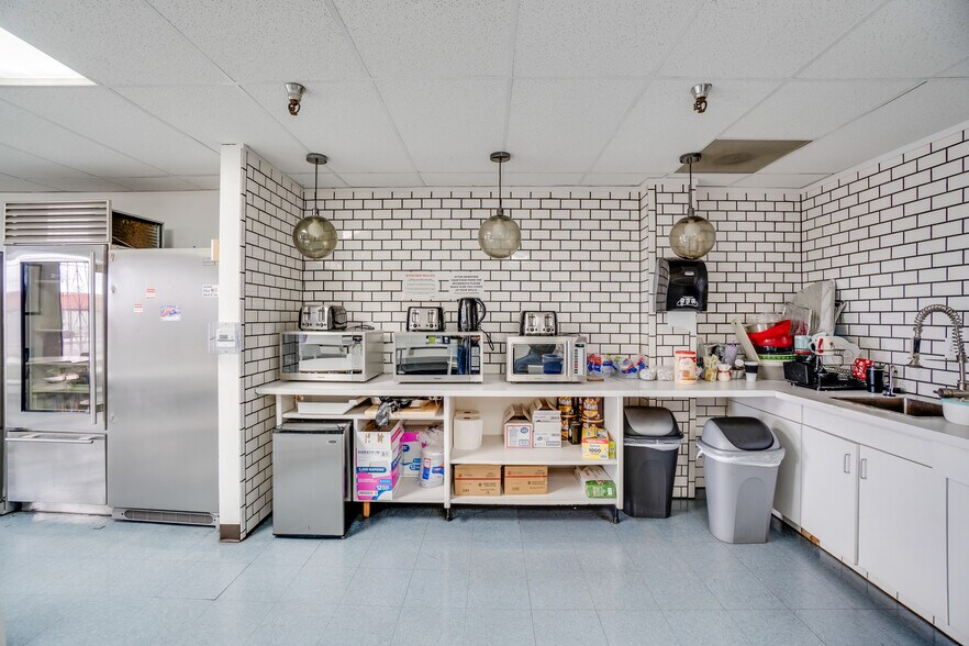 More Photos Of 10941 La Tuna Cyn, Sun Valley Warehouse For Lease