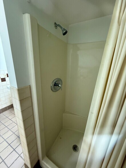 More Photos Of 5422-5432 W Crenshaw St, Tampa Unknown For Lease