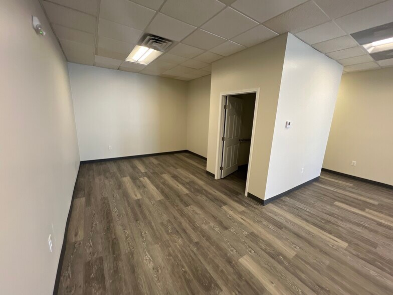 More Photos Of 537-553 Eastern Blvd, Montgomery Unknown For Lease