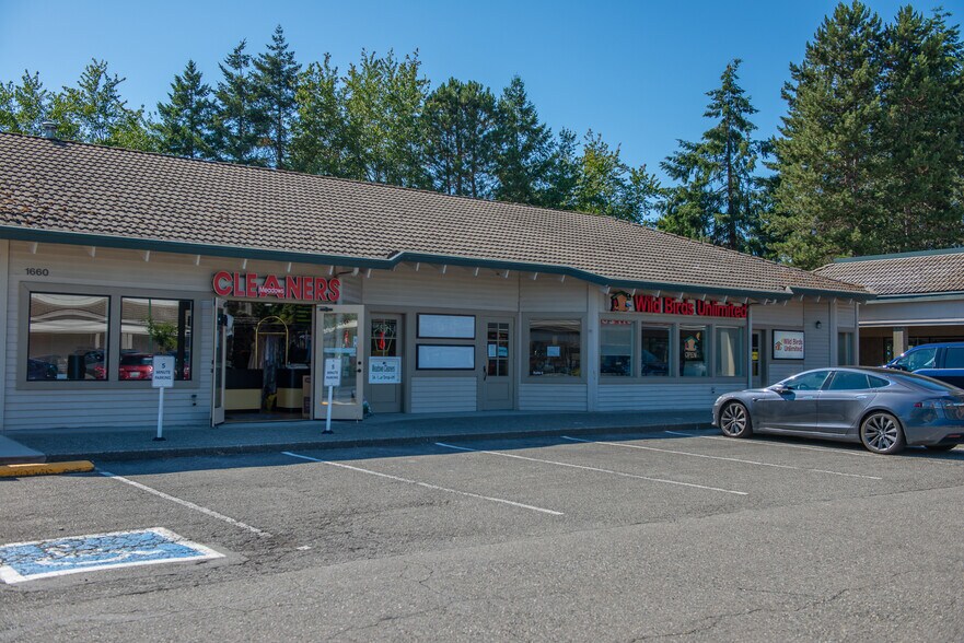 More Photos Of 1420 NW Gilman Blvd, Issaquah General Retail For Lease