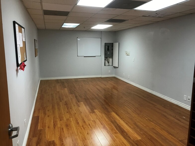 More Photos Of 1036 N Lake St, Burbank Service For Lease