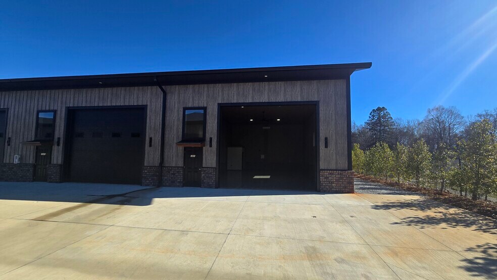 More Photos Of 144 McCrary Rd, Mooresville Flex For Lease