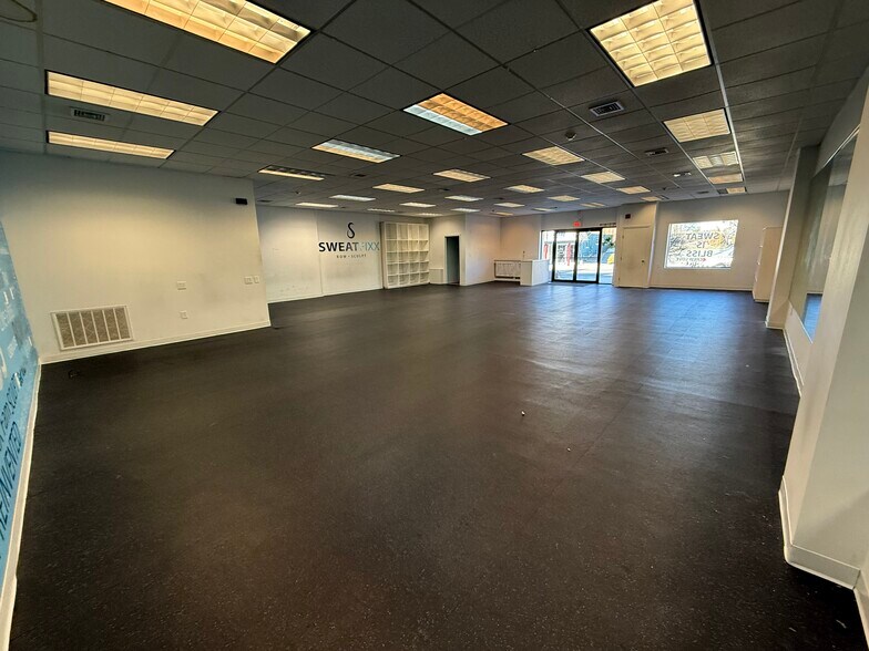 More Photos Of 14 Elliott St, Beverly General Retail For Lease