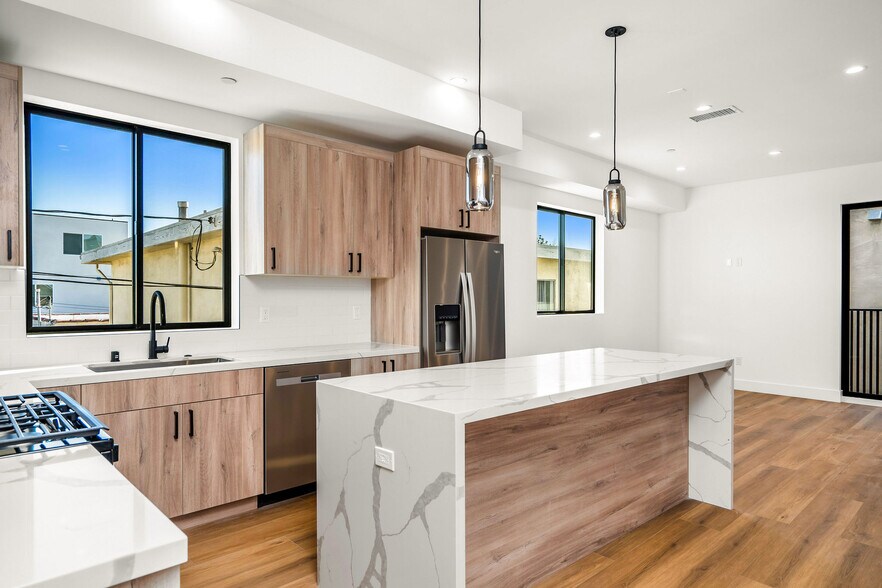 More Photos Of 2204 Carmona Ave, Los Angeles Apartments For Sale