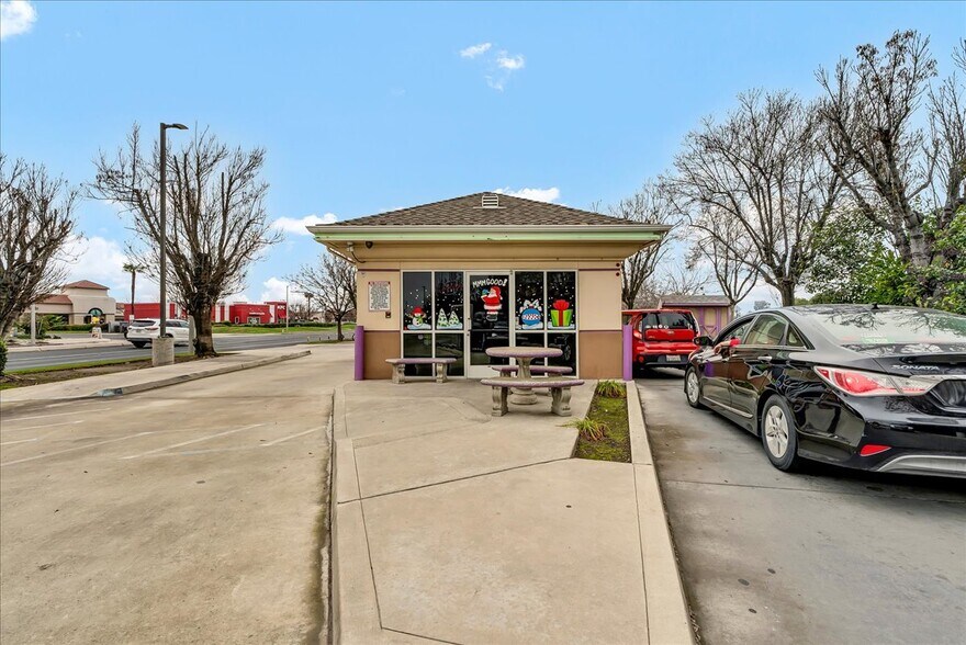 More Photos Of 1720 E Noble Ave, Visalia Fast Food For Sale
