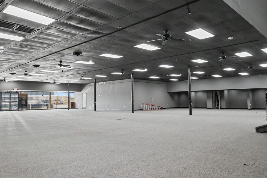 More Photos Of 312 E Main St, Grand Prairie Showroom For Lease