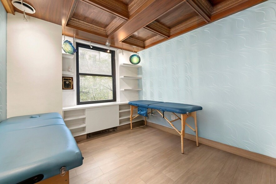 More Photos Of 121 E 60th St, New York Medical For Sale