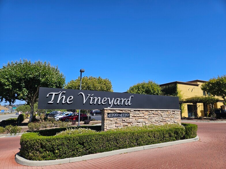 More Photos Of 4328-4330 Redwood Hwy, San Rafael Research And Development For Sale