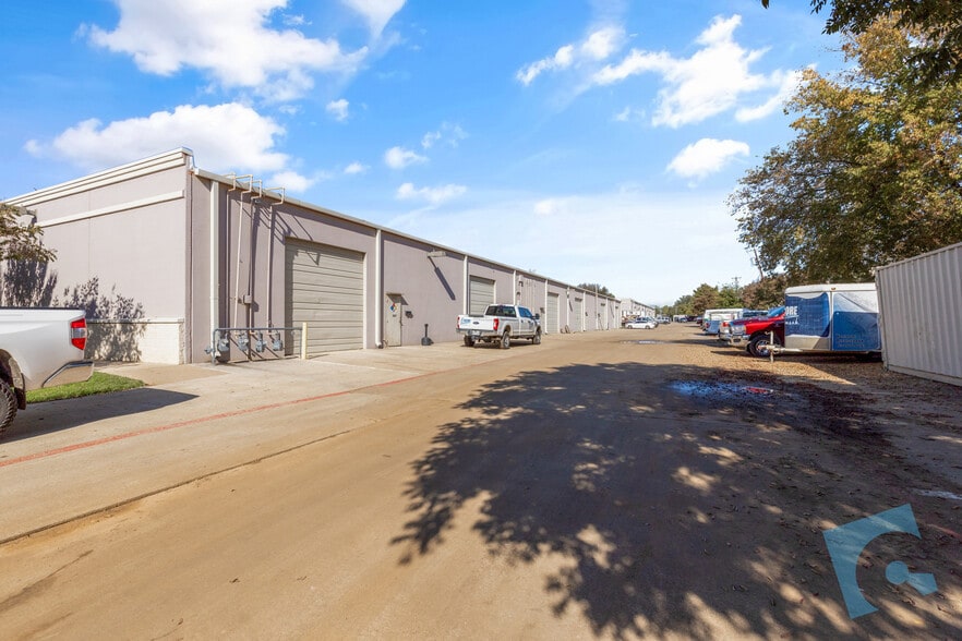 More Photos Of 535 S Nolen Dr, Southlake Light Manufacturing For Lease