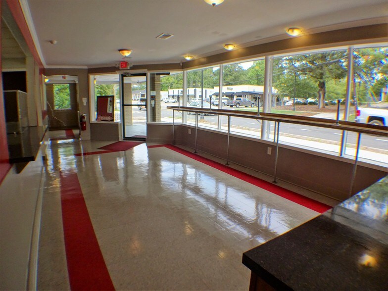 More Photos Of 115 W Main St, Lexington Restaurant For Sale