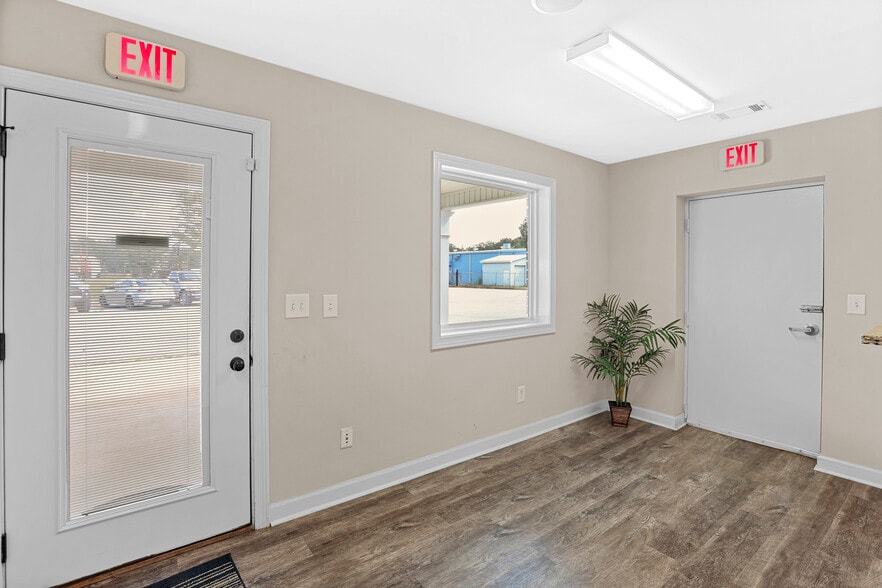 More Photos Of 477 Corinth Rd, Newnan Warehouse For Lease