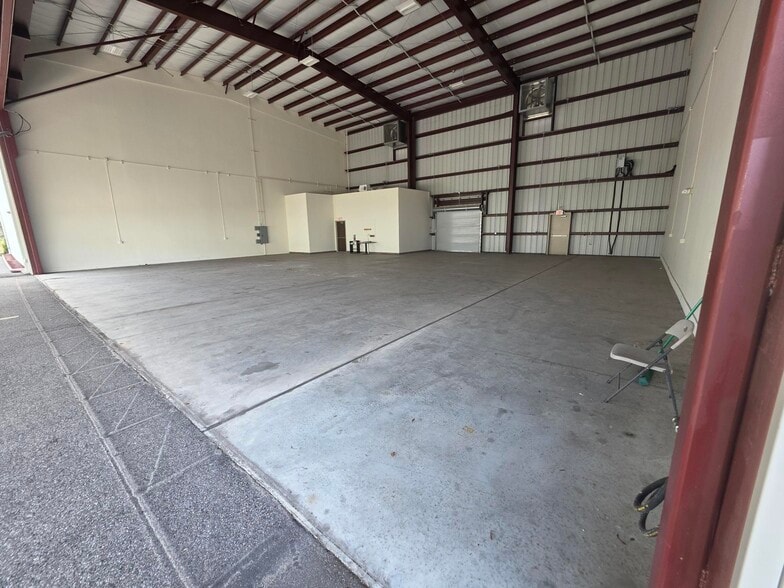 More Photos Of 5-13 Crosley Ln, Sebring Airplane Hangar For Lease