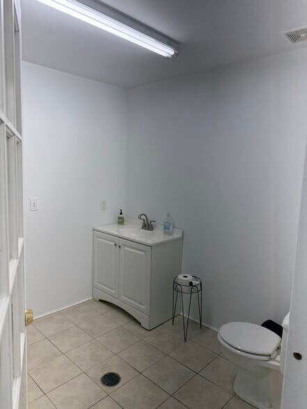 More Photos Of 9202 N Davis Hwy, Pensacola Freestanding For Sale