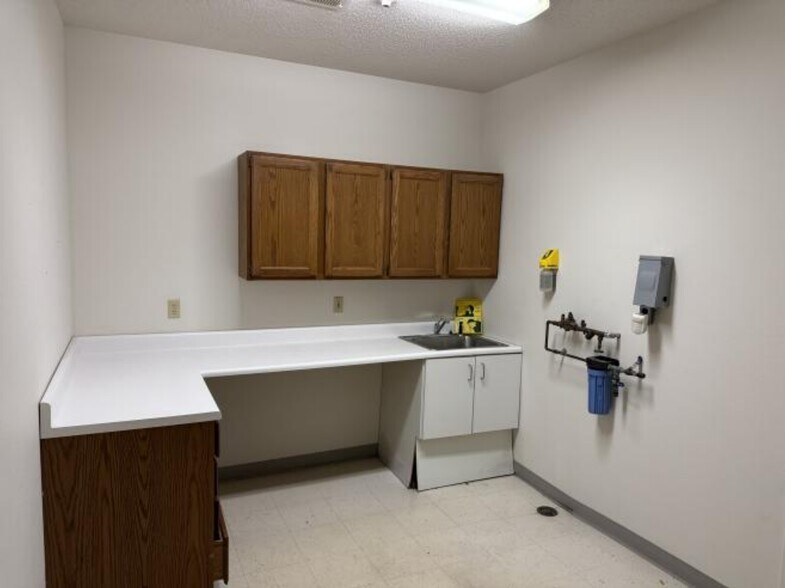 More Photos Of 100 Springfield Ct, O'Fallon Medical For Lease