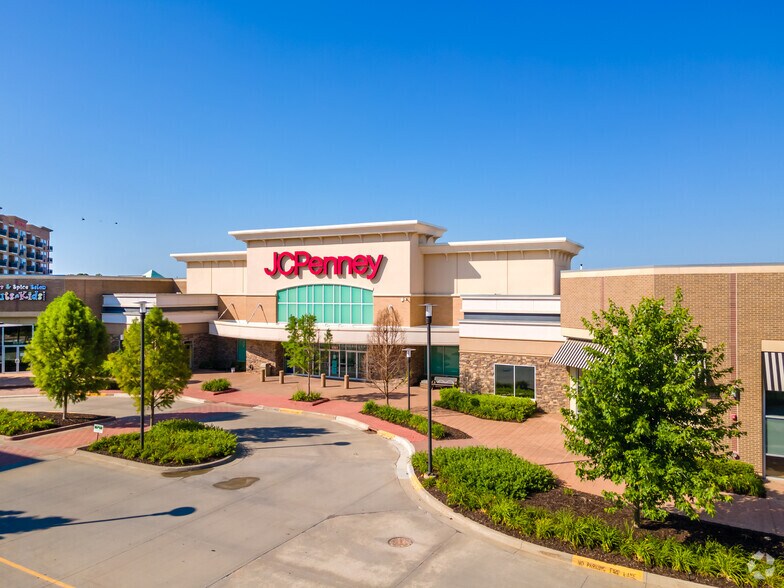 More Photos Of 6903 W 135th St, Overland Park General Retail For Lease