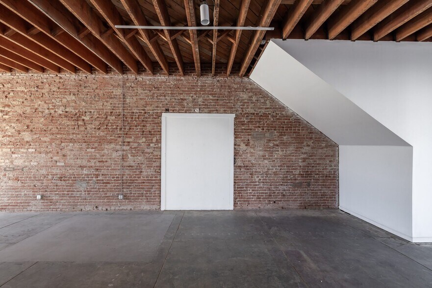 More Photos Of 629 N Western Ave, Los Angeles Office For Lease