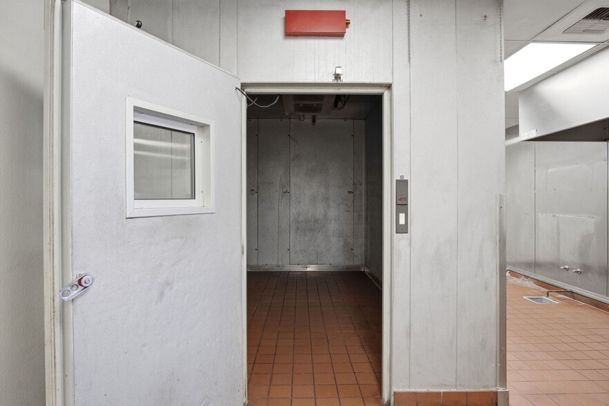 More Photos Of 1601-1617 Bellevue Rd, Atwater Restaurant For Lease