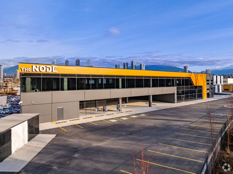 More Photos Of 3855 Wayburne Dr, Burnaby Flex For Sale