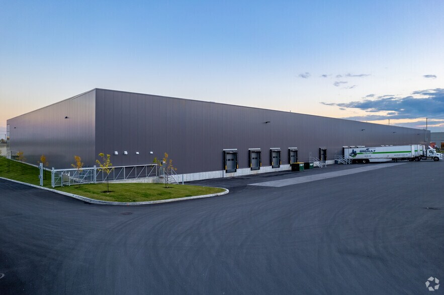 More Photos Of 11235 Boul Métropolitain E, Montréal Distribution For Lease