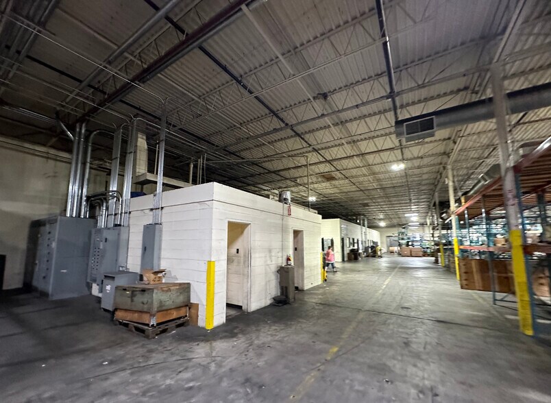 More Photos Of 311 W Central, Valdosta Manufacturing For Sale