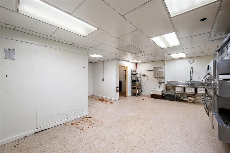 More Photos Of 4084 Huron St, North Branch Restaurant For Sale