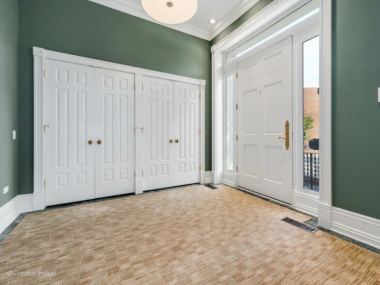 More Photos Of 1258 N La Salle Dr, Chicago Office For Sale