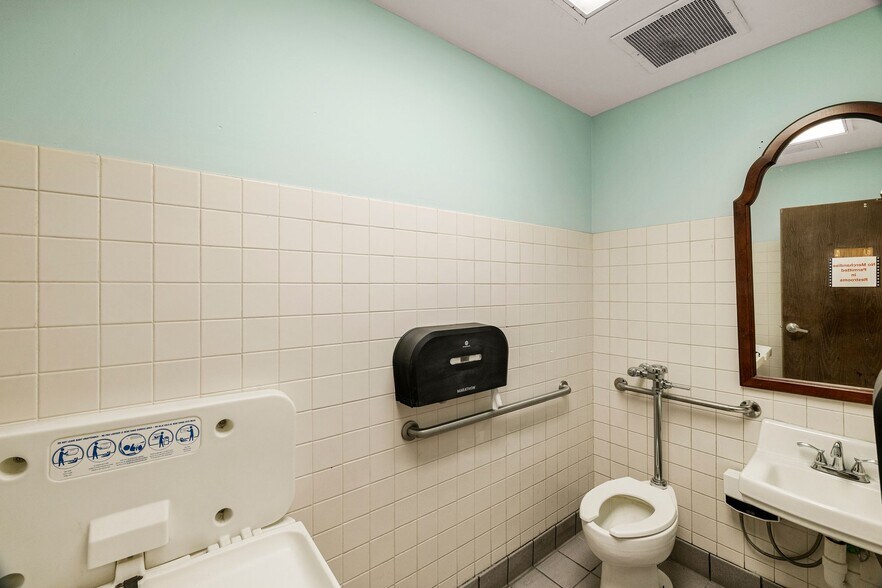 More Photos Of 821 King George Blvd, Savannah Unknown For Lease