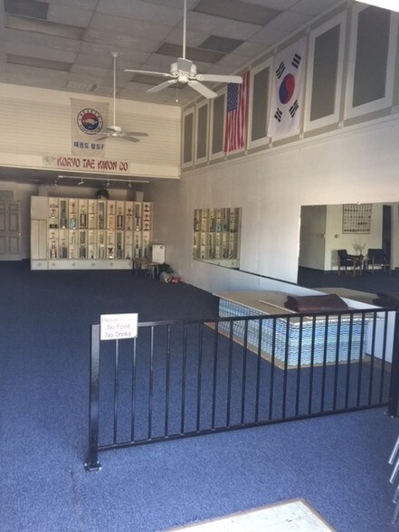 More Photos Of 8807 Thornton Rd, Stockton Storefront Retail Office For Lease