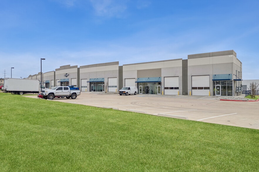 More Photos Of 550 W Round Grove Rd, Lewisville Showroom For Lease