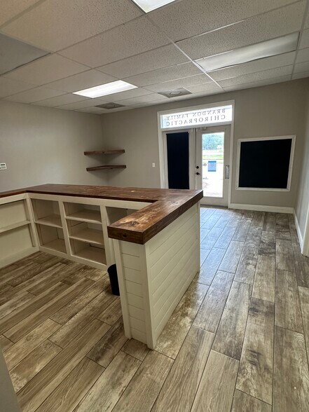 More Photos Of 1350 W Government St, Brandon Office For Lease