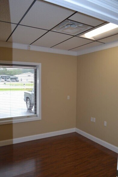 More Photos Of 29 Crestview Dr, Dunlap Loft Creative Space For Sale