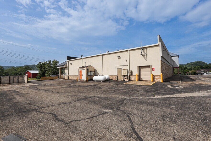More Photos Of 902 N Lewis St, Glenville Drugstore For Sale