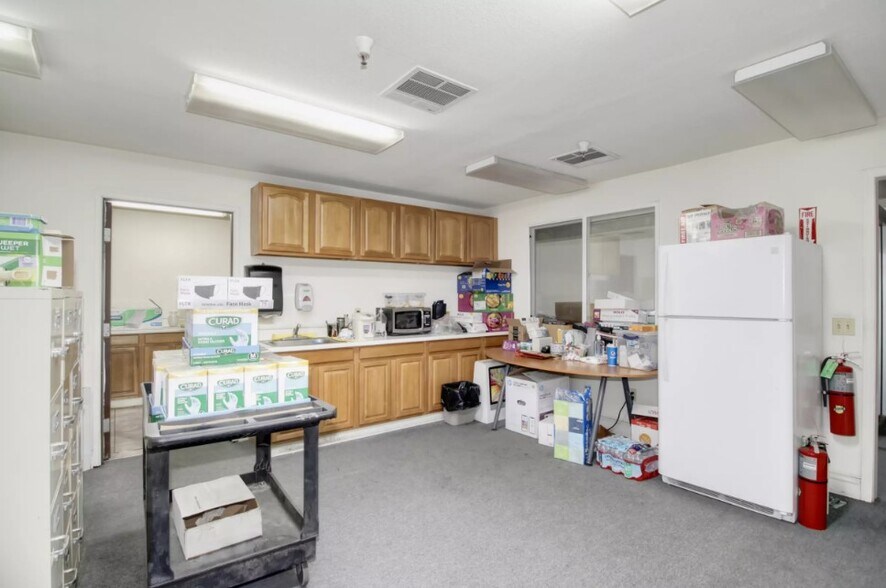 More Photos Of 8535 Morrison Creek Rd, Sacramento Showroom For Lease
