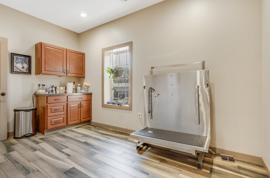 More Photos Of 321 Warren Ave, Stirling Light Manufacturing For Sale