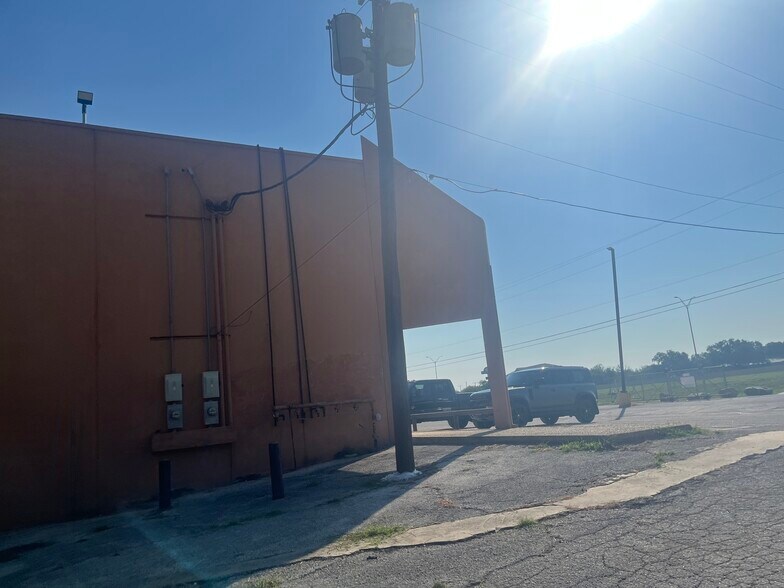More Photos Of 3911-3929 E IH-10, San Antonio Light Manufacturing For Lease