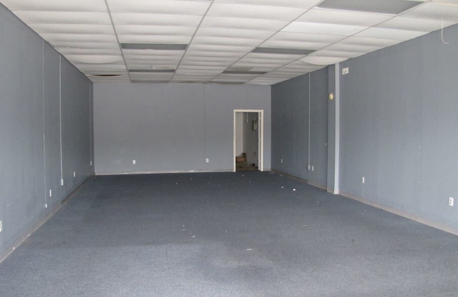 More Photos Of 502 Ashburn Rd, Sylvester General Retail For Lease