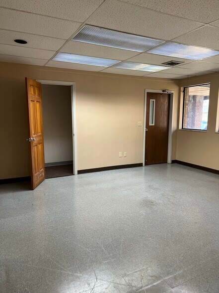 More Photos Of 4656 W Jefferson Blvd, Fort Wayne Unknown For Lease