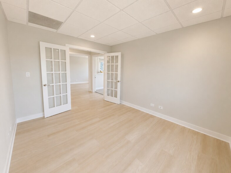 More Photos Of 75 E Division St, Mundelein Office Residential For Lease