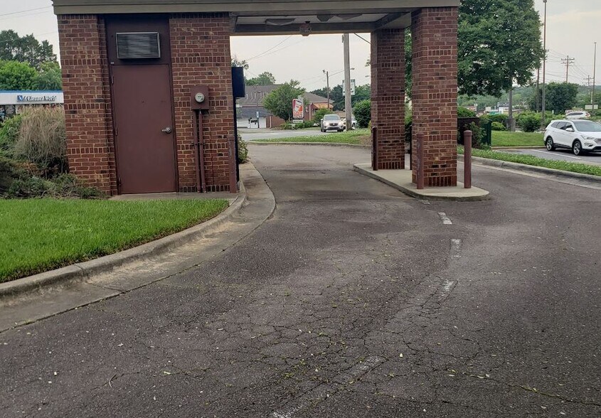 More Photos Of 3484 Robinhood Rd, Winston-Salem Freestanding For Sale