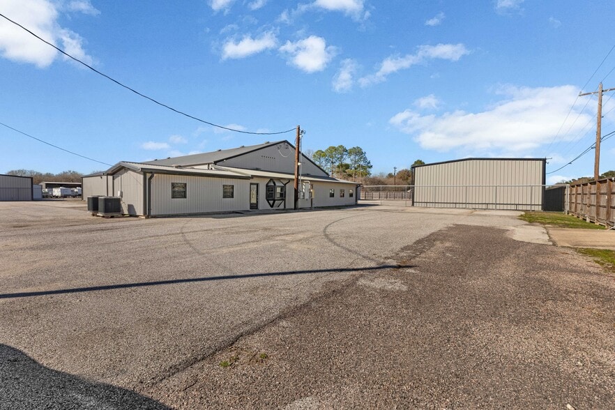 More Photos Of 1618 Callaway Dr, Alvin Warehouse For Lease