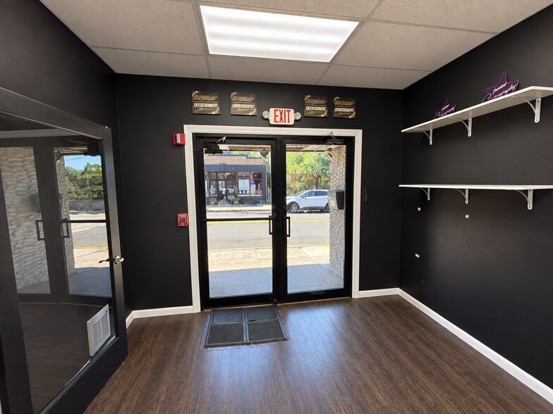 More Photos Of 1 Queen Anne Rd, Bogota Storefront Retail Residential For Lease