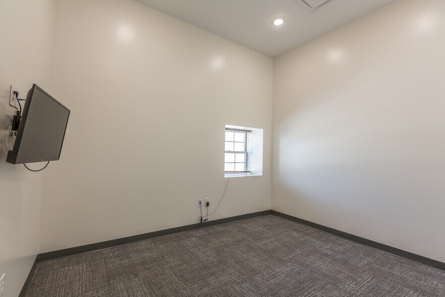 More Photos Of 130 W Trade St, Dallas General Retail For Lease