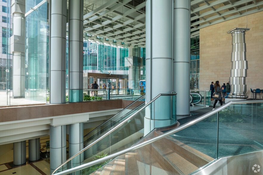 More Photos Of 225 King St W, Toronto Office For Lease