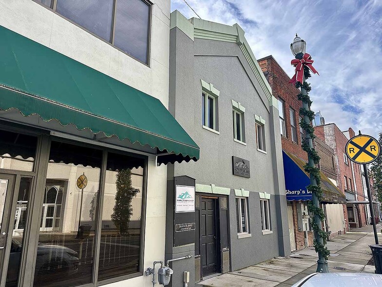 More Photos Of 128 E Market St, Johnson City Office For Sale