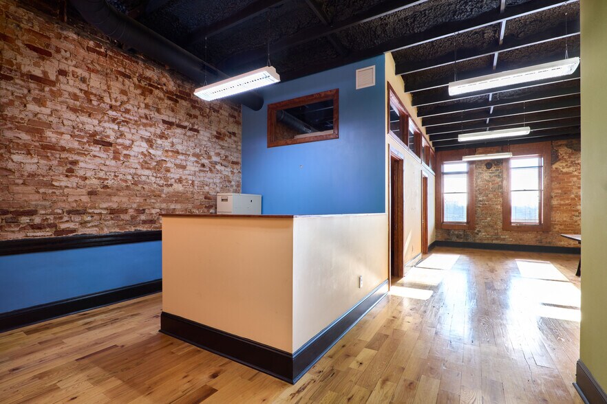 More Photos Of 119 N Main St, Mooresville Storefront Retail Office For Lease