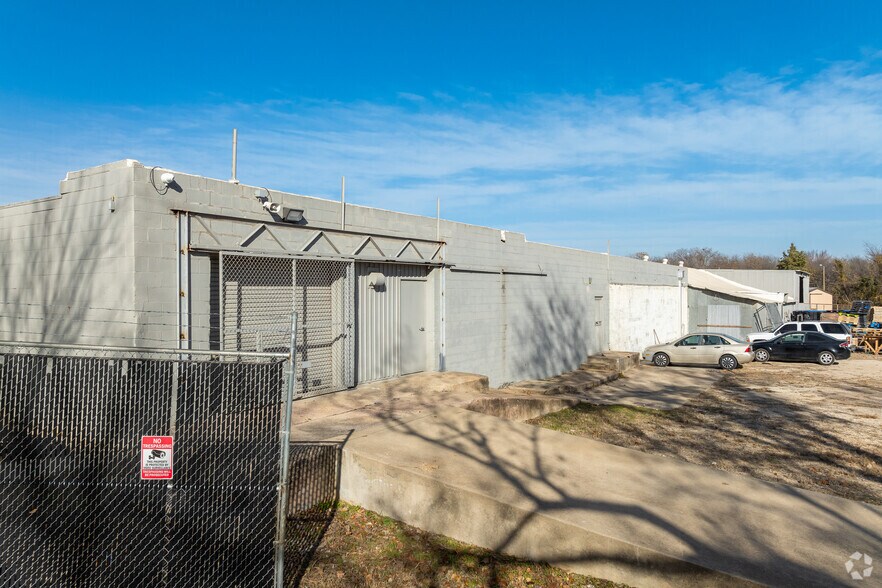 More Photos Of 2463-2517 S Riverside Dr, Fort Worth Manufacturing For Lease